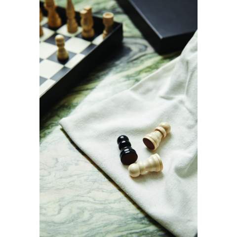 Klassisches Schachspiel in Schwarz und Weiß. Die Figuren sind aus lackiertem Holz. Das Spiel wird mit einer exzellenten Aufbewahrungsbox geliefert, die auch als attraktives dekoratives Detail in Ihrem Zuhause dient.