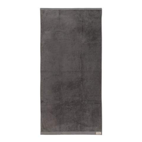 Serviette de bain 500 grammes, grande taille, fabriquée à partir de 30% de coton recyclé. Cette serviette Ukiyo est ultra-douce pour la peau, sèche rapidement et offre une grande capacité d'absorption. Avec traceur AWARE™ qui valide l'utilisation authentique du coton recyclé. Chaque serviette permet d'économiser 741,4 litres d'eau. 2% du produit de la vente de chaque produit Impact sera reversé à Water.org. Lavable en machine. Fabriqué au Portugal.