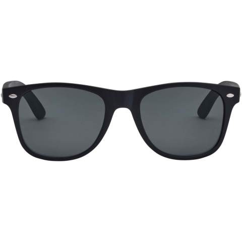 Sonnenbrille im Retro-Design und mit Bambusbügeln. Diese Sonnenbrille mit UV-400-Gläsern entspricht der Kategorie 3 und ist somit die perfekte Wahl für den Schutz vor hellem Sonnenlicht. Erfüllt die europäische Sicherheitsnorm EN12312-1.
