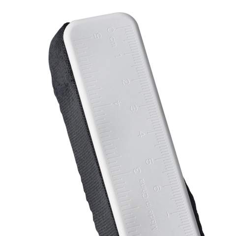 Diese 5-in-1-Multifunktions-Powerbank vereint Gepäckwaage, Taschenlampe, Lineal, Temperaturmesser und 2.600-mAh-Akku. Wiegt bis zu 50 kg, misst in cm und °C – ideal für unterwegs. Aus recyceltem ABS, perfekt für Reisen.