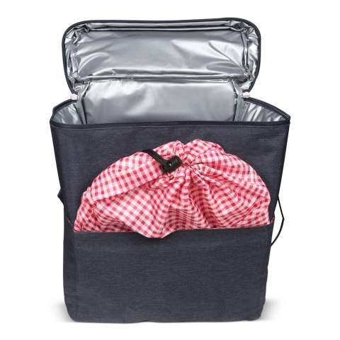 Double sacoche pour vélo en R-PET chiné. L’une des sacoches est isotherme et garde les aliments et les boissons au frais pendant le trajet. L'autre sacoche contient un ensemble complet de pique-nique pour 4 personnes. La doublure à carreaux lisses donne une touche surprenante à ce sac moderne. Un côté d’une sacoche possède un compartiment spécial pour bouteille de vin. 