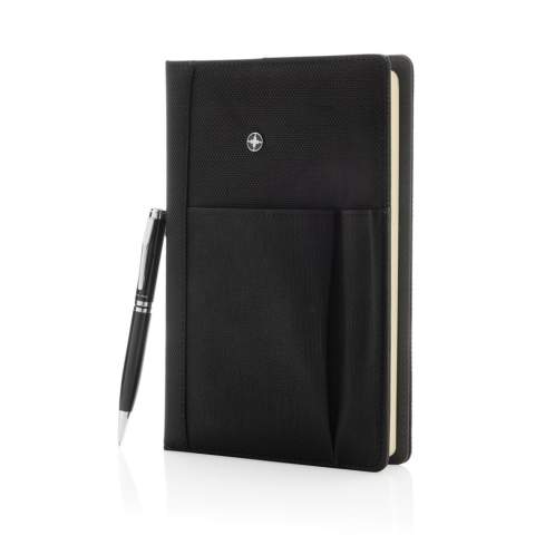 Executive 1680D und 600D Polyester Cover mit herausnehmbaren 192-seitigen Notizbuch und Stift - ca.1200m blauschreibend. Die aufgesetzte Tasche auf der Vorderseite fasst den Stift sowie Ihr Smartphone, Visitenkarten oder Kreditkarten. Verpackt in Swiss Peak Geschenkverpackung.<br /><br />NotebookFormat: A5<br />NumberOfPages: 192<br />PaperRulingLayout: Linierte Seiten