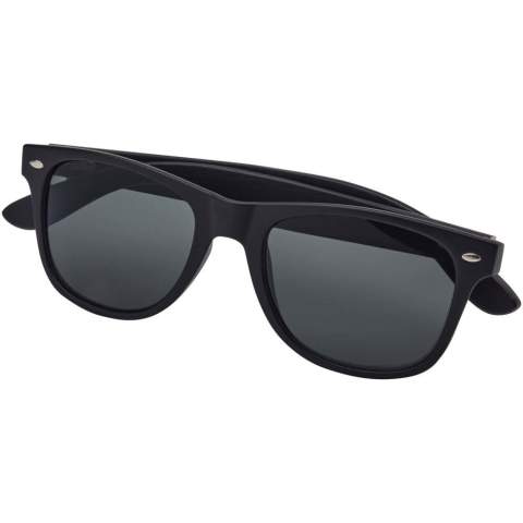 Sonnenbrille im Retro-Design und mit Bambusbügeln. Diese Sonnenbrille mit UV-400-Gläsern entspricht der Kategorie 3 und ist somit die perfekte Wahl für den Schutz vor hellem Sonnenlicht. Erfüllt die europäische Sicherheitsnorm EN12312-1.