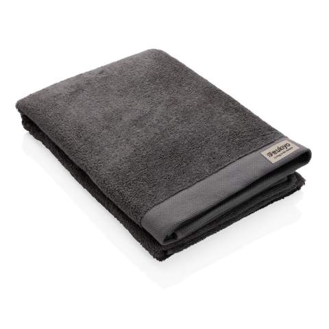 Serviette de bain 500 grammes, grande taille, fabriquée à partir de 30% de coton recyclé. Cette serviette Ukiyo est ultra-douce pour la peau, sèche rapidement et offre une grande capacité d'absorption. Avec traceur AWARE™ qui valide l'utilisation authentique du coton recyclé. Chaque serviette permet d'économiser 741,4 litres d'eau. 2% du produit de la vente de chaque produit Impact sera reversé à Water.org. Lavable en machine. Fabriqué au Portugal.