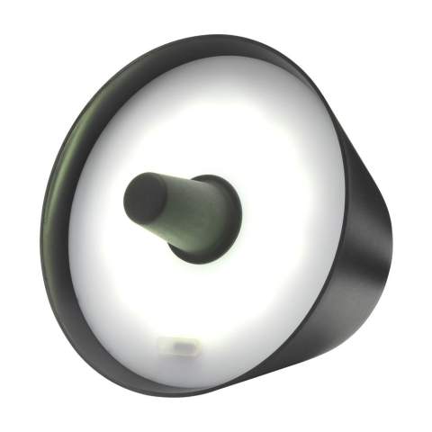 Lampe bouteille design et tendance rechargeable par USB de la marque Wooosh. Fabriqué à partir de plastique ABS recyclé, le bouchon donne une seconde vie aux bouteilles de vin ou de spiritueux vides en les transformant en une lampe de table unique. Une merveilleuse façon de préserver une bouteille spéciale tout en ajoutant une lumière d'ambiance à votre intérieur. La lampe s'insère facilement dans la bouteille et allie un design moderne à une fonctionnalité pratique. Grâce à la fonction de commande tactile, vous pouvez facilement allumer ou éteindre la lampe. Équipée de LED intégrées et d'une puissante batterie de 1200 mAh, cette lampe offre jusqu'à 4 heures de lumière d'ambiance après 2 heures de charge. Sans PVC. Convient aux goulots de bouteilles de 1,6 à 2,2 cm de diamètre. Entrée : 5V/1A. Comprend un câble de charge recyclé Type-C vers Type-C et un mode d'emploi. Certifié RCS. Matière recyclée totale : 32%. Emballage par pièce.