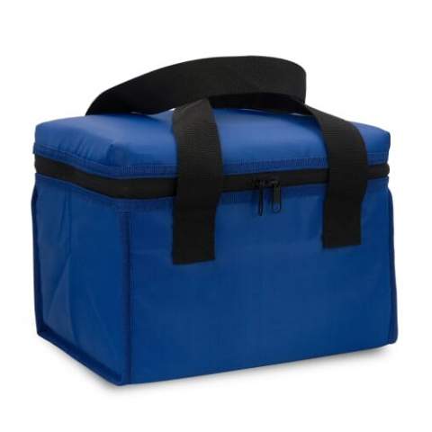 Spacious cooler bag. Thanks to its sleek design, it can be packed efficiently. An ideal bag for a picnic, holiday or a day on the beach. The slightly glossy material combined with the extra wide handles give this bag a modern look.