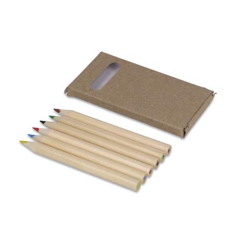 Ein Set mit 6 leuchtenden Buntstiften, hübsch verpackt in einer Kraftbox. Dieses Set ist ideal für kreative Projekte zu Hause, in der Schule oder unterwegs und eignet sich perfekt für Kinder und die die gerne zeichnen und malen. In Kombination mit dem Öko-Digitaldruck ist es eine nachhaltige Option, die sowohl Spaß macht als auch umweltbewusst ist.