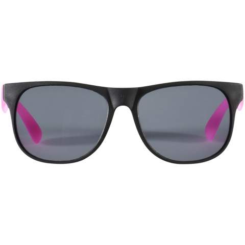 Sonnenbrille im Retro Design mit schwarzen Gläsern der Kategorie 3 und farbigen Bügeln. EN ISO 12312-1 und UV 400 konform.