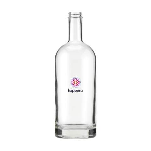 Stilvolle Glaswasserflasche mit Schraubverschluss und stabilem Boden. Das zeitlose Design macht diese Flasche ideal als Tischflasche und besonders geeignet für den Einsatz in der Gastronomie. Die Flasche ist spülmaschinengeeignet, der Verschluss nicht. Um den Aufdruck zu erhalten, wird Handwäsche empfohlen. Fassungsvermögen 1L.