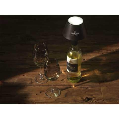 Lampe bouteille design et tendance rechargeable par USB de la marque Wooosh. Fabriqué à partir de plastique ABS recyclé, le bouchon donne une seconde vie aux bouteilles de vin ou de spiritueux vides en les transformant en une lampe de table unique. Une merveilleuse façon de préserver une bouteille spéciale tout en ajoutant une lumière d'ambiance à votre intérieur. La lampe s'insère facilement dans la bouteille et allie un design moderne à une fonctionnalité pratique. Grâce à la fonction de commande tactile, vous pouvez facilement allumer ou éteindre la lampe. Équipée de LED intégrées et d'une puissante batterie de 1200 mAh, cette lampe offre jusqu'à 4 heures de lumière d'ambiance après 2 heures de charge. Sans PVC. Convient aux goulots de bouteilles de 1,6 à 2,2 cm de diamètre. Entrée : 5V/1A. Comprend un câble de charge recyclé Type-C vers Type-C et un mode d'emploi. Certifié RCS. Matière recyclée totale : 32%. Emballage par pièce.