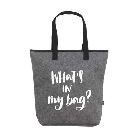 WoW! Large, RPET felt cooler bag. With insulating, aluminium interior. This shopping bag has a handy velcro closure and carrying straps. Ideal for transporting frozen products. GRS-certified. Total recycled material: 75%. Capacity approx. 15 litres.