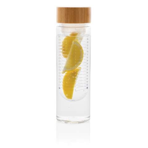 Diese trendig schlichte Tritanflasche mit Bambusdeckel und Aromafach, um Ihr Wasser mit den Früchten Ihrer Wahl zu aromatisieren, ist BPA frei und fasst 640ml. Nur Handwäsche.