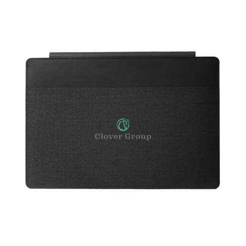 Die Laptoptasche „Mobile Office“ bietet mit ihrem innovativen Design sowohl Schutz als auch Komfort und verwandelt sich in einen Laptopständer, der eine Neigung von 4cm für eine verbesserte Ergonomie und eine bessere Wärmeableitung des Laptops bietet. Die hintere Tasche für schlanke Utensilien wie Telefone oder Notizbücher bietet eine effiziente Aufbewahrung. Eine elegante, funktionale Lösung für den modernen Berufstätigen, der viel unterwegs ist. Hergestellt mit dem AWARE™ Tracer, der Verwendung von tatsächlich recyceltem Stoff ist garantiert. XX% recycelter Inhalt. Eingetragenes Design®<br /><br />FitsLaptopTabletSizeInches: 14.0<br />PVC free: true