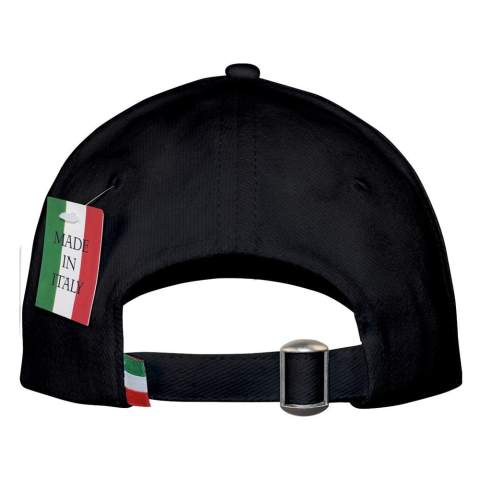 Découvrez la combinaison parfaite du style et du confort avec la Casquette heavy brushed - fabriqué en Italie. Fabriquée en 100% coton, cette magnifique casquette offre non seulement une sensation de luxe, mais aussi une qualité durable. Produite en Italie et dotée d'une fermeture en métal, cette casquette s'adapte parfaitement à toutes les têtes. Les six panneaux créent un look élégant et moderne, tandis que les couleurs s'accordent sans effort avec n'importe quelle tenue. Ajoutez une touche d'élégance italienne à votre garde-robe avec ce must-have intemporel.