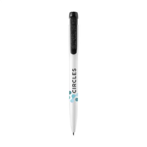 Stylo à bille avec recharge d'encre bleue de la marque Stilolinea®. Le corps à finition mate est fabriqué en plastique PLA Ingeo®. L'ingeo® est un plastique à base de fibres végétales, ce qui rend ces stylos biodégradables et compostables à 80%. De plus, seul un tiers de l'énergie est nécessaire pour la fabrication de stylos en PLA par rapport à la production de plastique ABS standard.  Chaque stylo comporte le logo Ingeo sur le clip/bouton poussoir de couleur pour faire remarquer à vos clients votre engagement envers les produits durables. Fabriquée en Italie.
