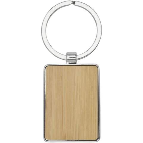 Rechthoekige sleutelhanger van premiumkwaliteit, gemaakt van bamboe met metalen behuizing uit zinklegering, geleverd in een bruine gerecycleerd kraft  papieren envelop. De grootte van de sleutelhanger is 5 x 3 cm. Gemaakt voor lasergraveren. 