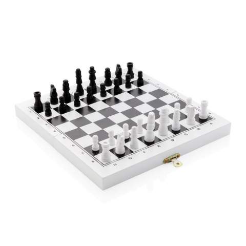 Waarom één spel kopen als je er drie kunt spelen! Deze 3-in-1 set klassieke bordspellen bevat schaken, dammen en backgammon. De dubbelzijdige multi-bordspelset biedt eindeloze uren plezier en logisch nadenken en is de perfecte activiteit op zondagmiddag. De doos bevat 2 dobbelstenen, 30 backgammon-stukken en een compleet schaakspel. Gemaakt van FSC®-gecertificeerd hout. Wordt geleverd in FSC®-gecertificeerde kraft geschenkverpakking.