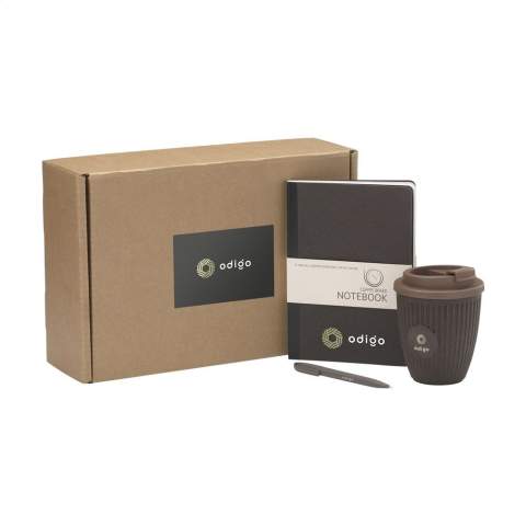 Un coffret cadeau parfait pour de nombreuses occasions différentes. Quelle que soit la célébration : accueillir un nouveau collègue, offrir un cadeau de fin d'année, témoigner votre appréciation aux collaborateurs, ou tout simplement renforcer vos relations professionnelles, vous laisserez un souvenir impérissable avec ce coffret cadeau. Dans ce coffret, vous trouverez les éléments suivants : • W360.40 Coffee Mug On The Go 250 ml • W001.40 Coffee Notebook A5 • W075.4020 Coffee Pen.  Personnalisez ce coffret en imprimant un nom, une citation ou un logo sur chaque produit. Ces produits sont livrés sous forme de coffret dans une boîte cadeau kraft.