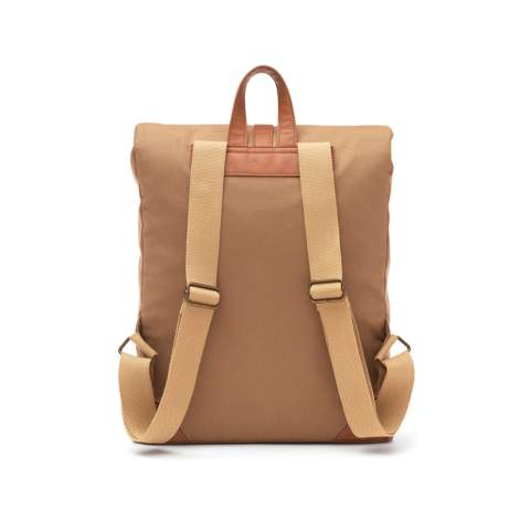 Stijlvolle rugzak van 39% gecontroleerd gerecycled polyester. Een klassieke rugzak in een stijl waar iedereen van zal houden. De binnenkant heeft een gewatteerd laptopvak om uw computer te beschermen tegen kleine stoten. Gemaakt van RCS (Recycled Claim Standard) gecertificeerde gerecyclede materialen. RCS-certificering garandeert een volledig gecertificeerde leveringsketen van de gerecyclede materialen. De totale gerecyclede inhoud is gebaseerd op het totale productgewicht.Geschikt voor laptops met een grootte van in totaal 17 inch. Denk eraan dat de afmetingen van het scherm niet hetzelfde zijn als die van de gehele laptop.