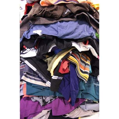 Tapis de souris en feutre de la marque néerlandaise Wolkat. Chez Wolkat, l'ensemble du processus est maîtrisé, depuis la collecte, le tri, le recyclage, la filature et le tissage - toutes ses opérations se font au même endroit. À aucun moment pendant le processus de recyclage des textiles, de l'eau, de la peinture ou des produits chimique ne sont utilisés. Wolkat déchiquette ces textiles et les transforme en fibres pures, qui sont ensuite envoyées à sa propre filature basée au Maroc. Dans cette filature, les fils sont filés en différentes épaisseurs et qualités. Ceux-ci sont alors utilisés pour fabriquer des produits tels que ce tapis de souris en feutre, composé à 75% de textiles de consommation recyclés et à 25% de polyester.