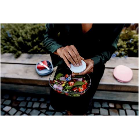 Saladebox met groot doorzichtig compartiment van 1300 ml dat groot genoeg is om de salade te mengen voor het eten. Het bovenste compartiment biedt ruimte voor brood of bestek. Inclusief een klein compartiment voor dressing of noten. Onbreekbaar en kan in de vaatwasser. Wordt geleverd met een elastische bandsluiting. BPA-vrij. 2 jaar Mepal garantie.