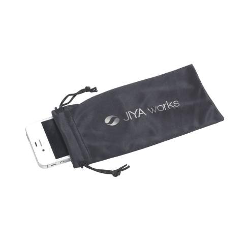 Etui zur Aufbewahrung aus 100% Mikrofaser-Polyester. Mit einem Zugband. Aufdruck auf dem schwarzen Beutel ist nur in der Farbe silber möglich.