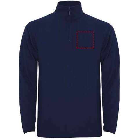 Microfleece with half zipper in neck and chin protector. Cuffs with matching elastic trim. Removable label. The model is 190 cm and is wearing size L.