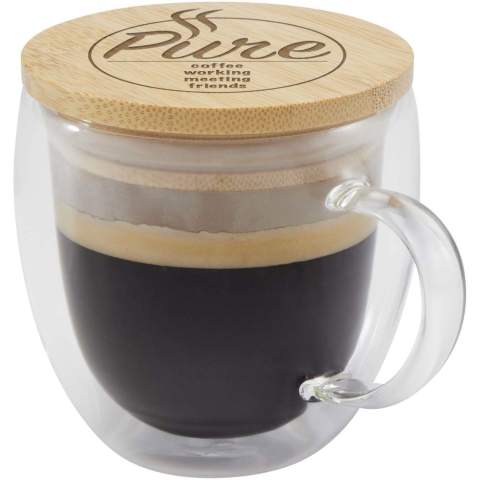 250 ml dubbelwandige glazen beker met isolatie, waardoor dranken langer warm blijven. Het meegeleverde bamboe deksel zorgt voor extra isolatie, helpt morsen te voorkomen en behoudt het aroma van de drank, waardoor het een praktische keuze is voor dagelijks gebruik.