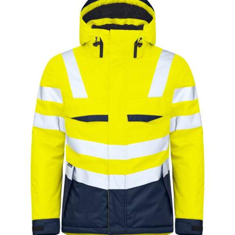 • gewatteerde jas van wind-en waterdicht materiaal met getapete naden<br />• de binnenkant van de jas is volledig gevoerd met teddy<br />• tweeweg ritssluiting aan de voorkant met klep om tocht en waterlekkage te voorkomen, drukknoopsluiting<br />• twee met fleece gevoerde borstzakken met klep, aan de linkerkant beugel voor ID-kaart<br />• zijzakken met klep en ritssluiting, gevoerd met fleece<br />• ruime binnenzakken met ritsen, ook een telefoonzak met klittenbandsluiting<br />• afneembare capuchon, op twee manieren verstelbaar met trekkoord<br />• verstelbare manchetten met klittenband<br />• jas is verstelbaar in zowel taille als zoom met trekkoord<br />• drukkersrits