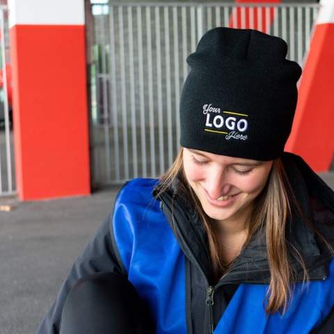 Schön warm für den Winter, aber auch toll zum Alltagsoutfit im Herbst oder Frühling zu tragen. Sehr beliebte Mütze. Hergestellt aus gestricktem Acryl und daher besonders robust.