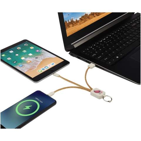 Câble de charge porte-clés 3-en-1 durable fabriqué en liège et paille de blé (70 % de paille de blé + 30 % TPE). Le câble de charge 3-en-1 Bates dispose d’un 1 embout de type C, d'un embout USB de type A et d'un embout double 2-en-1 compatible avec les appareils Apple iOS et Android. Pour charger des appareils Apple, branchez le câble avec le côté qui n’a aucune broche dans l’appareil et pour recharger les appareils Android branchez le câble avec le côté qui possède des broches dans l’appareil.