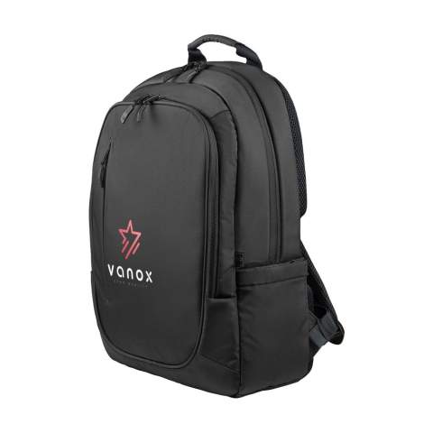 Sac à dos chic pour ordinateur portable de la marque italienne Tucano, fabriqué à partir de plastique recyclé, dont 22 bouteilles en PET recyclées. L'intérieur rembourré comporte 2 compartiments. L'un des compartiments est équipé d'un emplacement rembourré pour les ordinateurs portables jusqu'à 15,6 pouces ou MacBook Pro 16 pouces et d'une poche zippée en filet. L'autre compartiment dispose d'un emplacement rembourré pour une tablette et de deux poches en filet. Avec poche zippée à l'avant, poches latérales pour une bouteille et un parapluie et une sangle pratique pour trolley. Entièrement rembourré. Les sangles rembourrées réglables et le dos ergonomique, avec poche zippée supplémentaire, assurent un confort de transport optimal. Un sac à dos idéal pour un usage professionnel. Capacité env. 20 litres.