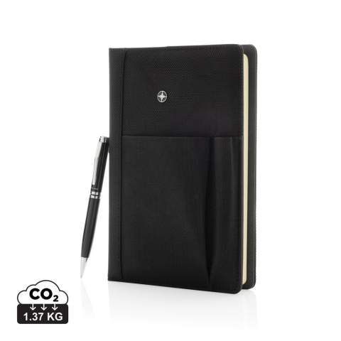 Executive 1680D und 600D Polyester Cover mit herausnehmbaren 192-seitigen Notizbuch und Stift - ca.1200m blauschreibend. Die aufgesetzte Tasche auf der Vorderseite fasst den Stift sowie Ihr Smartphone, Visitenkarten oder Kreditkarten. Verpackt in Swiss Peak Geschenkverpackung.<br /><br />NotebookFormat: A5<br />NumberOfPages: 192<br />PaperRulingLayout: Linierte Seiten