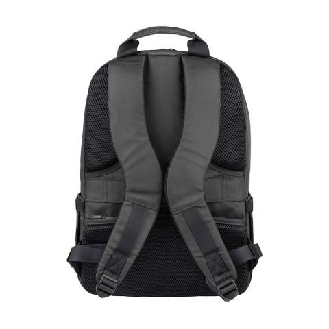 Sac à dos chic pour ordinateur portable de la marque italienne Tucano, fabriqué à partir de plastique recyclé, dont 22 bouteilles en PET recyclées. L'intérieur rembourré comporte 2 compartiments. L'un des compartiments est équipé d'un emplacement rembourré pour les ordinateurs portables jusqu'à 15,6 pouces ou MacBook Pro 16 pouces et d'une poche zippée en filet. L'autre compartiment dispose d'un emplacement rembourré pour une tablette et de deux poches en filet. Avec poche zippée à l'avant, poches latérales pour une bouteille et un parapluie et une sangle pratique pour trolley. Entièrement rembourré. Les sangles rembourrées réglables et le dos ergonomique, avec poche zippée supplémentaire, assurent un confort de transport optimal. Un sac à dos idéal pour un usage professionnel. Capacité env. 20 litres.