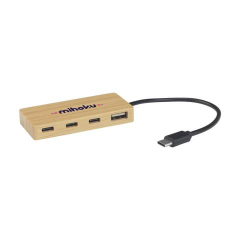 USB 2.0-HUB mit  FSC 100 % Bambusgehäuse. Ausgestattet mit 1 USB-A-Anschluss und 3 USB-C-Anschlüssen zum Anschluss weiterer Geräte. Inklusive Typ-C-Kabel und Gebrauchsanweisung. Bambus ist ein natürliches Material. Deshalb kann die Farbe je nach Produkt variieren. Pro Stück in einer Verpackung.
