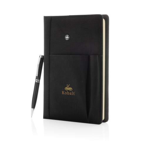 Executive 1680D und 600D Polyester Cover mit herausnehmbaren 192-seitigen Notizbuch und Stift - ca.1200m blauschreibend. Die aufgesetzte Tasche auf der Vorderseite fasst den Stift sowie Ihr Smartphone, Visitenkarten oder Kreditkarten. Verpackt in Swiss Peak Geschenkverpackung.<br /><br />NotebookFormat: A5<br />NumberOfPages: 192<br />PaperRulingLayout: Linierte Seiten