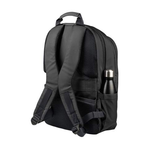 Sac à dos chic pour ordinateur portable de la marque italienne Tucano, fabriqué à partir de plastique recyclé, dont 22 bouteilles en PET recyclées. L'intérieur rembourré comporte 2 compartiments. L'un des compartiments est équipé d'un emplacement rembourré pour les ordinateurs portables jusqu'à 15,6 pouces ou MacBook Pro 16 pouces et d'une poche zippée en filet. L'autre compartiment dispose d'un emplacement rembourré pour une tablette et de deux poches en filet. Avec poche zippée à l'avant, poches latérales pour une bouteille et un parapluie et une sangle pratique pour trolley. Entièrement rembourré. Les sangles rembourrées réglables et le dos ergonomique, avec poche zippée supplémentaire, assurent un confort de transport optimal. Un sac à dos idéal pour un usage professionnel. Capacité env. 20 litres.