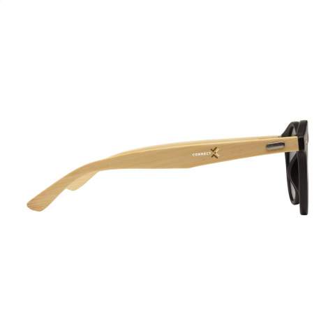 Eco-vriendelijke zonnebril met een modieus rond montuur, bamboe pootjes, matzwart frame en zwarte glazen met UV 400 bescherming (volgens Europese normen).