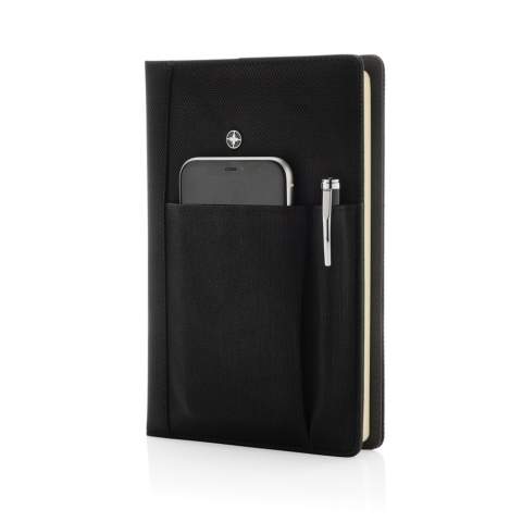 Executive 1680D und 600D Polyester Cover mit herausnehmbaren 192-seitigen Notizbuch und Stift - ca.1200m blauschreibend. Die aufgesetzte Tasche auf der Vorderseite fasst den Stift sowie Ihr Smartphone, Visitenkarten oder Kreditkarten. Verpackt in Swiss Peak Geschenkverpackung.<br /><br />NotebookFormat: A5<br />NumberOfPages: 192<br />PaperRulingLayout: Linierte Seiten