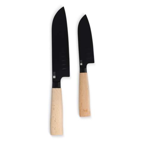 De InSideOut Santoku messenset combineert functionaliteit en stijl. De Santoku messen zijn ontworpen voor precisie en zijn perfect voor het flinterdun snijden en fijn hakken van fruit en groenten. Hun hoge lemmeten bieden uitstekende controle, terwijl de groeven op het lemmet de wrijving verminderen, waardoor het gemakkelijker is om zelfs grote producten te snijden.
Wat deze set onderscheidt, zijn de opvallende zwarte lemmeten in combinatie met de strakke FSC-gecertificeerde beech houten handgrepen, wat een moderne, verfijnde look creëert. De set bestaat uit twee messen één van 30cm en één van 24cm, elegant verpakt in een luxe geschenkdoos - perfect om cadeau te doen of voor persoonlijk gebruik. Gebruik in de vaatwasser wordt afgeraden. Gebruik in de vaatwasser wordt afgeraden.
