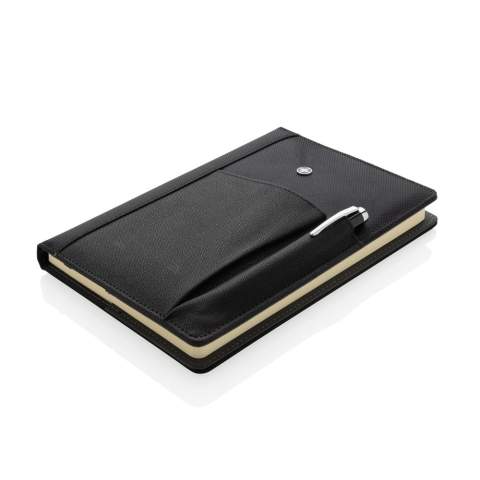 Executive 1680D und 600D Polyester Cover mit herausnehmbaren 192-seitigen Notizbuch und Stift - ca.1200m blauschreibend. Die aufgesetzte Tasche auf der Vorderseite fasst den Stift sowie Ihr Smartphone, Visitenkarten oder Kreditkarten. Verpackt in Swiss Peak Geschenkverpackung.<br /><br />NotebookFormat: A5<br />NumberOfPages: 192<br />PaperRulingLayout: Linierte Seiten