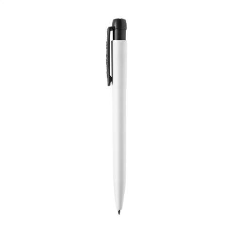 Stylo à bille avec recharge d'encre bleue de la marque Stilolinea®. Le corps à finition mate est fabriqué en plastique PLA Ingeo®. L'ingeo® est un plastique à base de fibres végétales, ce qui rend ces stylos biodégradables et compostables à 80%. De plus, seul un tiers de l'énergie est nécessaire pour la fabrication de stylos en PLA par rapport à la production de plastique ABS standard.  Chaque stylo comporte le logo Ingeo sur le clip/bouton poussoir de couleur pour faire remarquer à vos clients votre engagement envers les produits durables. Fabriquée en Italie.