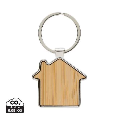 Porte-clés en forme de maison en alliage de zinc recyclé RCS et bambou. Contenu recyclé total : 76% sur la base du poids total de l'article. La certification RCS garantit une chaîne d'approvisionnement entièrement certifiée pour les matériaux recyclés. Emballé dans un sachet en papier.