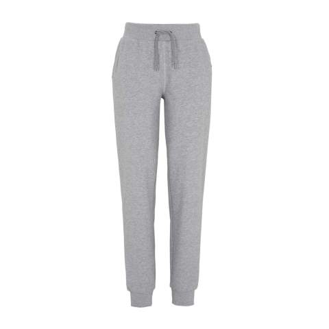 Goed gemaakte broek voor dames met een zwaardere uitstraling, gemaakt van French Terry (gelust aan de binnenkant). Voorzakken met 2x2 ribboord. Elastische tailleband met 2x2 ribboord en trekkoord. Alles in dezelfde kleurtint. Details in metallic kleur. Manchetten aan de onderkant van de broekspijpen. Decoratieve naden in overlock-stijl.