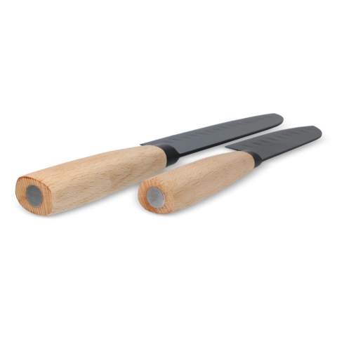 De InSideOut Santoku messenset combineert functionaliteit en stijl. De Santoku messen zijn ontworpen voor precisie en zijn perfect voor het flinterdun snijden en fijn hakken van fruit en groenten. Hun hoge lemmeten bieden uitstekende controle, terwijl de groeven op het lemmet de wrijving verminderen, waardoor het gemakkelijker is om zelfs grote producten te snijden.
Wat deze set onderscheidt, zijn de opvallende zwarte lemmeten in combinatie met de strakke FSC-gecertificeerde beech houten handgrepen, wat een moderne, verfijnde look creëert. De set bestaat uit twee messen één van 30cm en één van 24cm, elegant verpakt in een luxe geschenkdoos - perfect om cadeau te doen of voor persoonlijk gebruik. Gebruik in de vaatwasser wordt afgeraden. Gebruik in de vaatwasser wordt afgeraden.
