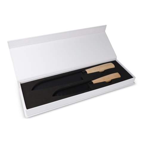 De InSideOut Santoku messenset combineert functionaliteit en stijl. De Santoku messen zijn ontworpen voor precisie en zijn perfect voor het flinterdun snijden en fijn hakken van fruit en groenten. Hun hoge lemmeten bieden uitstekende controle, terwijl de groeven op het lemmet de wrijving verminderen, waardoor het gemakkelijker is om zelfs grote producten te snijden.
Wat deze set onderscheidt, zijn de opvallende zwarte lemmeten in combinatie met de strakke FSC-gecertificeerde beech houten handgrepen, wat een moderne, verfijnde look creëert. De set bestaat uit twee messen één van 30cm en één van 24cm, elegant verpakt in een luxe geschenkdoos - perfect om cadeau te doen of voor persoonlijk gebruik. Gebruik in de vaatwasser wordt afgeraden. Gebruik in de vaatwasser wordt afgeraden.
