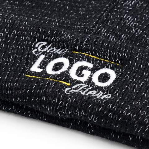 Ce bonnet garde votre tête bien au chaud et est doté d'un fil réfléchissant, qui est particulièrement visible à la tombée de la nuit. Style, chaleur et réflexion combinés !