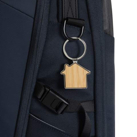 Porte-clés en forme de maison en alliage de zinc recyclé RCS et bambou. Contenu recyclé total : 76% sur la base du poids total de l'article. La certification RCS garantit une chaîne d'approvisionnement entièrement certifiée pour les matériaux recyclés. Emballé dans un sachet en papier.