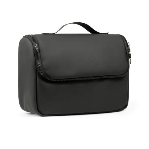 Trousse de toilette de voyage dont la matière nubuck-PU déperlant est à la fois élégante et pratique. La matière est facile à nettoyer et résiste à l'eau, ce qui la rend parfaite pour une utilisation en déplacement. L'intérieur du sac est conçu pour une organisation optimale, avec plusieurs poches pour tous les articles de toilette essentiels. La trousse est également munie d'un crochet, ce qui permet de la suspendre facilement en voyage.