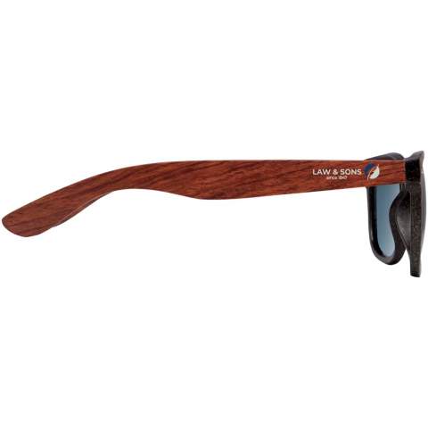 Deze duurzame zonnebril met retro-ontwerp is het ideale relatiegeschenk tijdens zomerfestivals, evenementen of andere zonnige buitenactiviteiten. Het frame is gemaakt van een mix van plastic en koffievezels, waardoor er minder nieuw plastic wordt gebruikt. De lichte en comfortabele armen zijn bovendien gemaakt van koffievezels uit duurzame, milieuvriendelijke en sociaal verantwoorde bronnen. Deze bril voldoet aan EN ISO 12312-1 en heeft UV400-glazen die zijn geclassificeerd als categorie 3, waardoor het de perfecte keuze is voor bescherming tegen fel zonlicht.